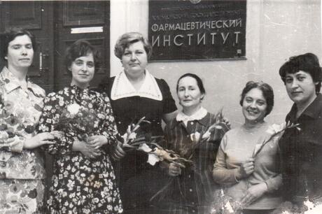 Н.І. Брильова, З.М. Мнушко, Р.І. Подколзіна, Н.І. Сафронова, І.О. Шевченко та Н.М. Омельченко біля адміністративного корпусу по вул. Пушкінській, 53